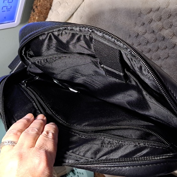 🌏Kenneth Cole🌏 - Picture 10 of 13